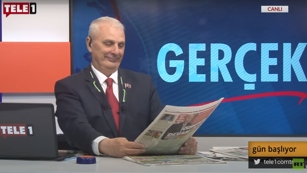 مذيع تركي يحتج على "قمع" أردوغان للإعلام
