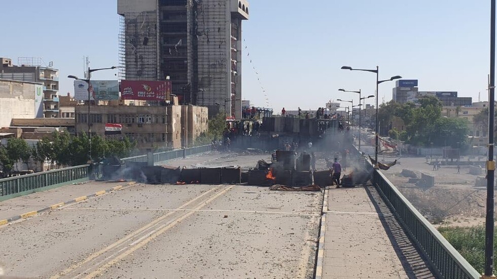 الاحتجاجات تتجدد في بغداد بعد ليلة حرق مقار حزبية في محافظات جنوبية