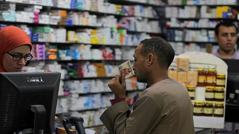 صيدلية مصرية تستخدم الروبوت في التعامل بسبب كورونا