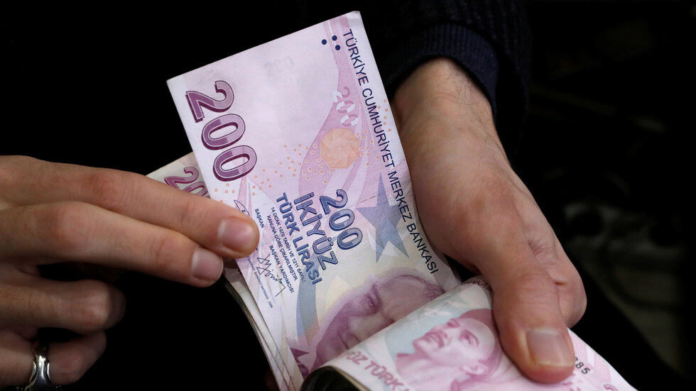 تركيا تنهي حظرا على تداول 3 بنوك لليرة بعد أيام من فرضه