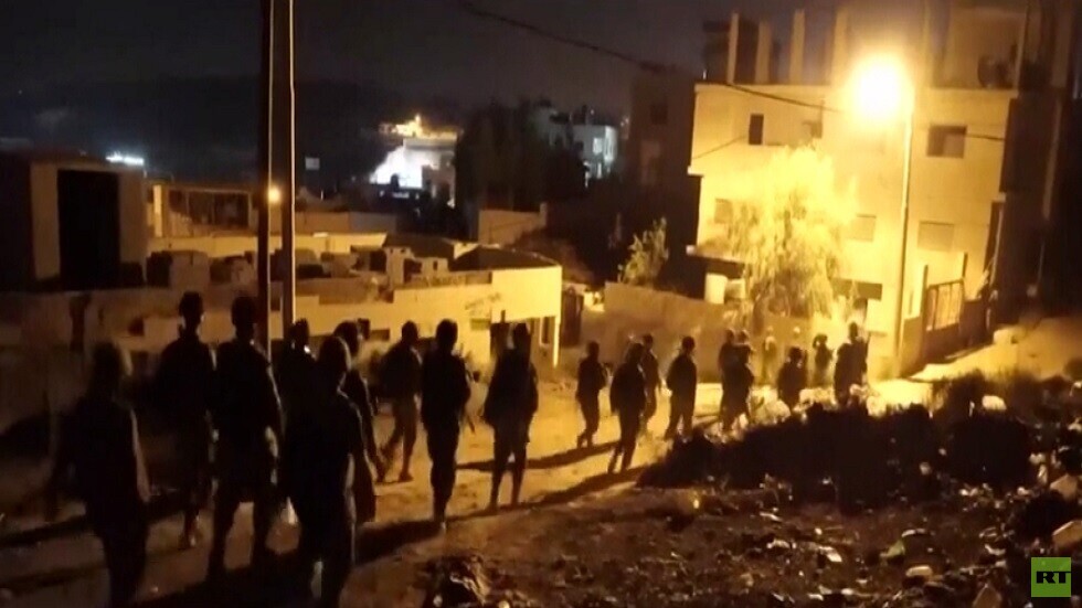 اعتقال فلسطينيين عقب مقتل جندي إسرائيلي