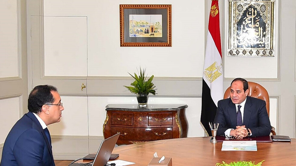 السيسي يطالب الحكومة بتنمية الكهرباء في سيناء ويناقش مشروع الضبعة النووي