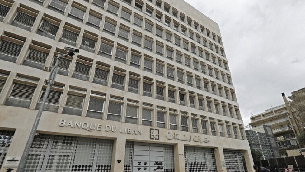 القضاء اللبناني يقيم دعوى ضد مسؤول كبير في مصرف لبنان المركزي
