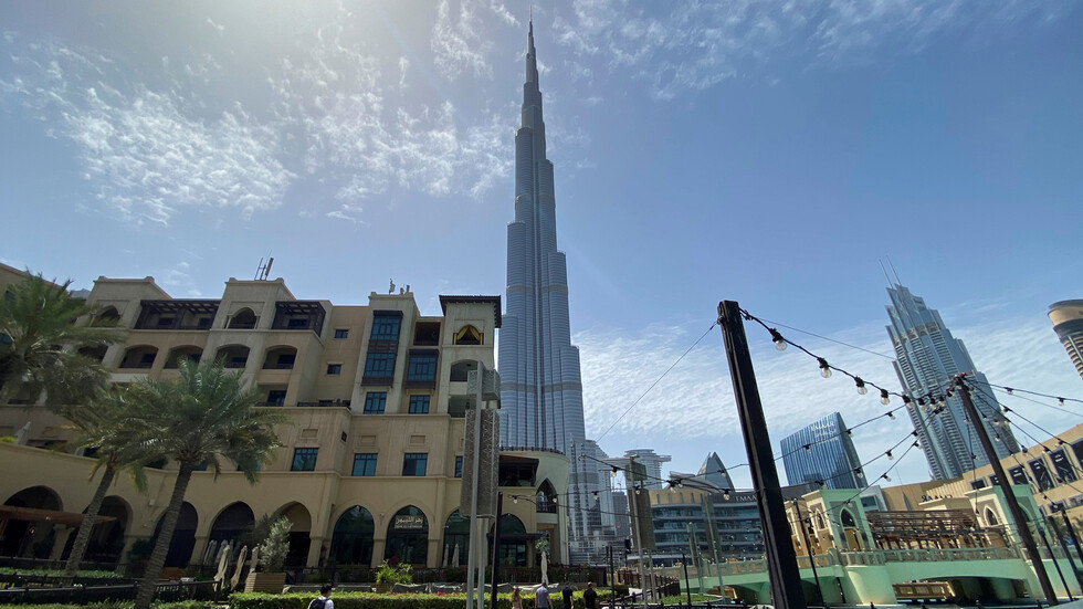الإمارات تسمح بعودة حاملي الإقامات المتواجدين في الخارج والذين لهم أقارب في البلاد