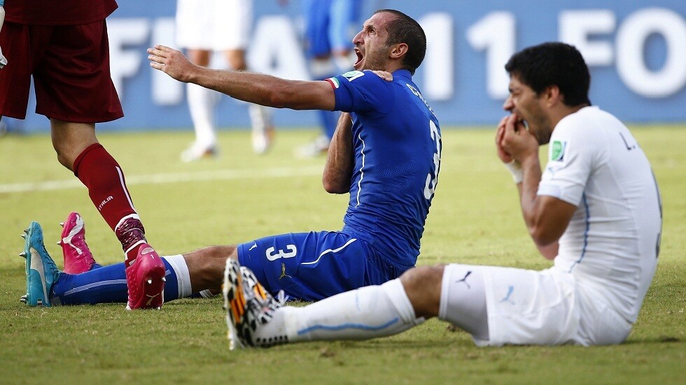 كيليني "معجب" بسواريز لعضه في كأس العالم 2014 (فيديو صور)