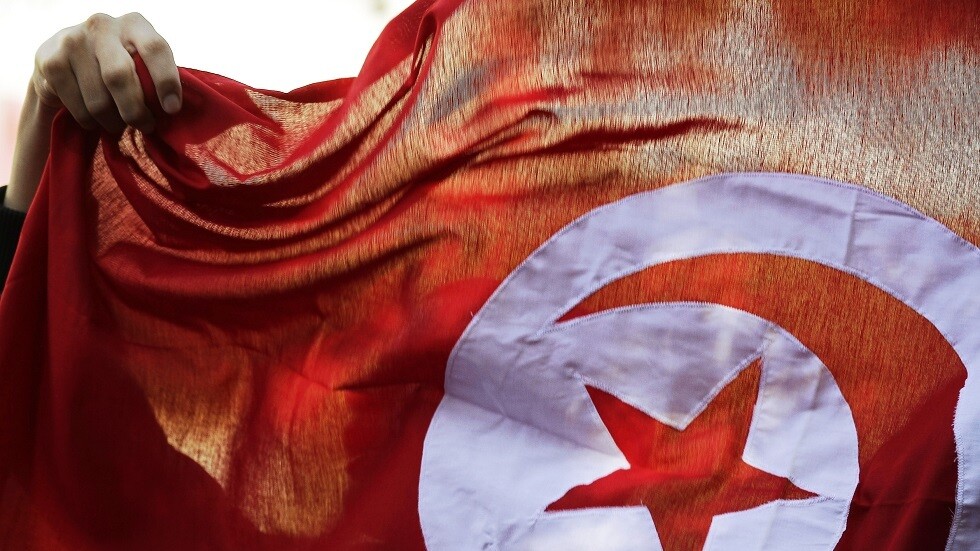 تونس.. المئات ينتهكون تدابير التباعد الجسدي في القيروان (صور)