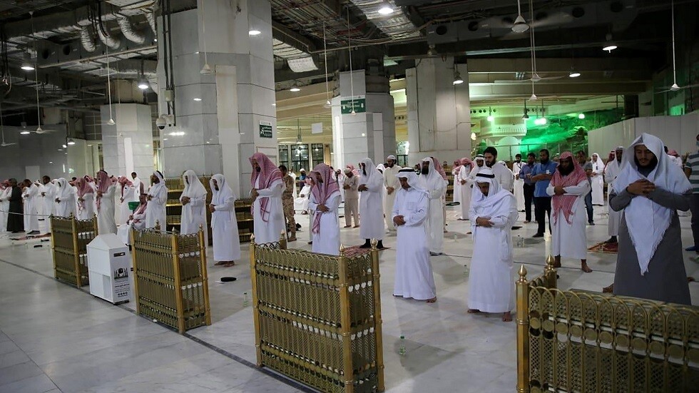 السعودية تنفي استئناف صلاة الجماعة في المساجد