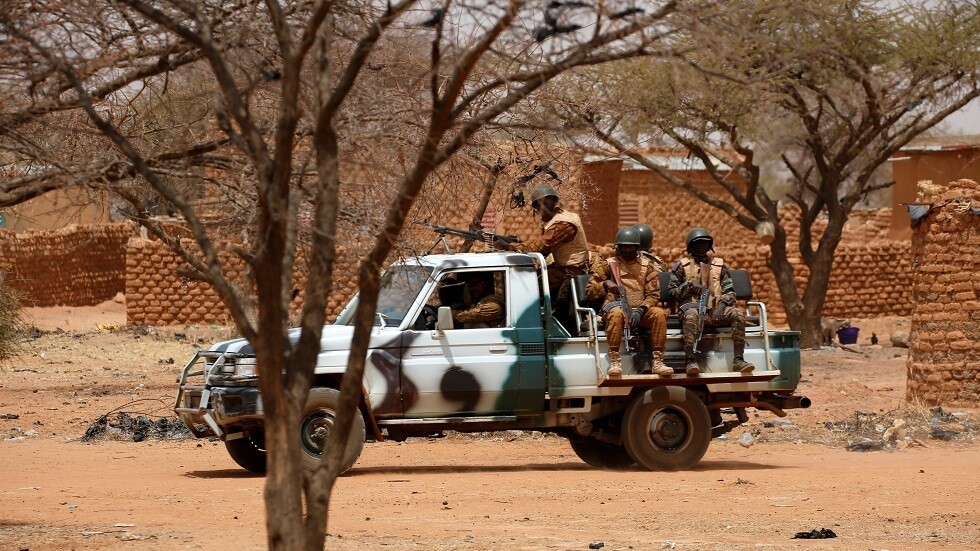 مسلحون يقتلون 25 شخصا في هجوم على سوق للماشية في بوركينا فاسو