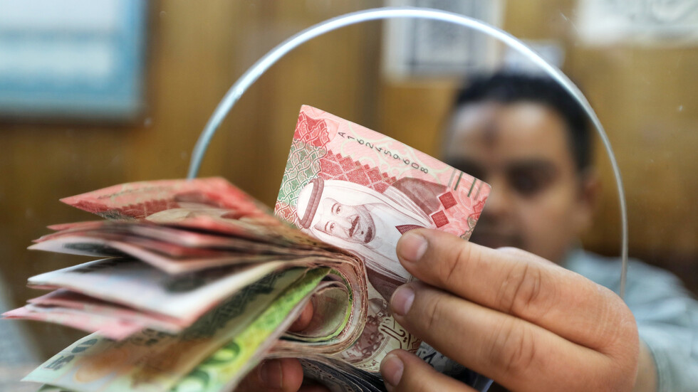 نحو 11.5 مليار دولار.. تحويلات الوافدين بالسعودية إلى الخارج في 2020