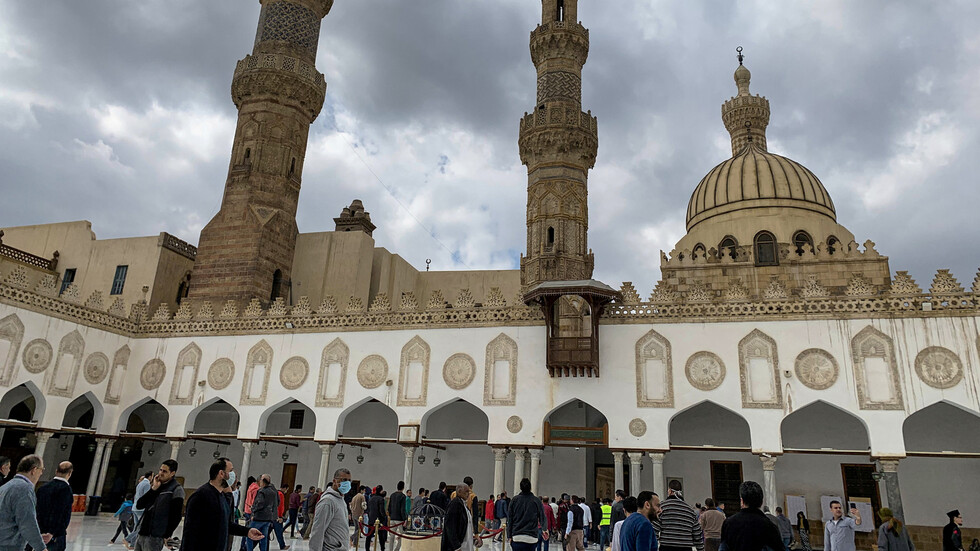 دار الإفتاء المصرية: لا يجوز للرجل تغسيل زوجته الميتة في حالة وجود نساء