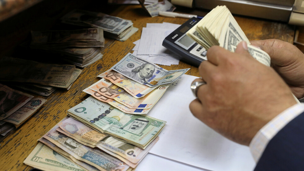 خبراء: سعر صرف الدولار في مصر سيستمر في الارتفاع