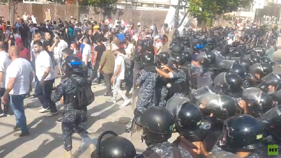 لبنان.. قوات مكافحة الشغب تتدخل لفض مواجهات بين المحتجين (فيديو)