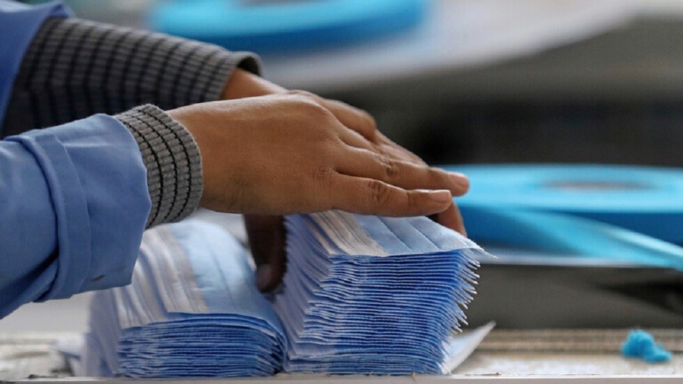 الإمارات.. ألف درهم غرامة رمي الكمامة والقفازات على الطريق