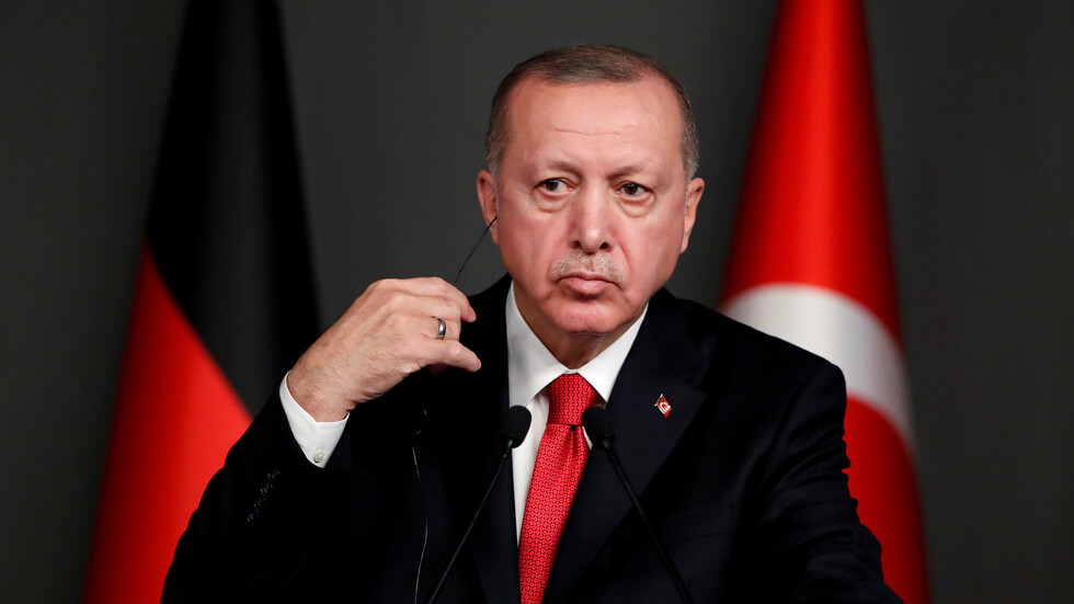 تسريب صورة لأردوغان خلال شبابه يحمل نعش أحد مشاهير تركيا
