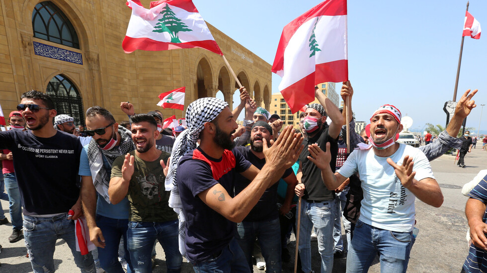 لبنان.. المحلات التجارية تقفل أبوابها إثر أنباء عن انهيار الليرة ومحتجون يقطعون الطرقات