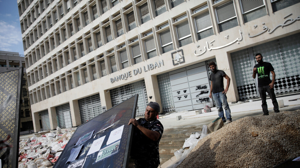 لبنان.. البنك المركزي سيضخ 30 مليون دولار بالسوق تكفي لمدة أسبوع