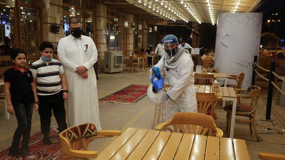 مطعم سعودي يتبع إجراءات صحية صارمة مع عودة الزبائن