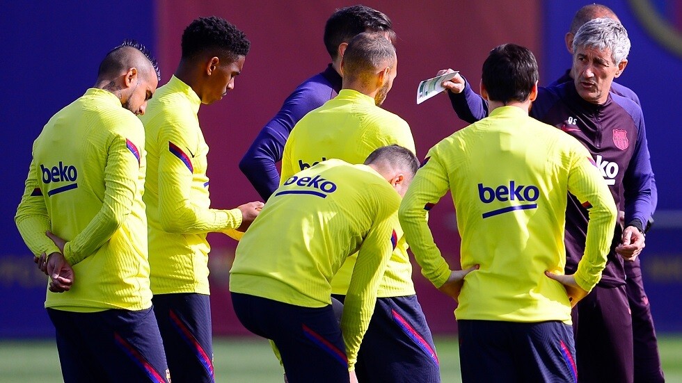 شاهد.. مدرب برشلونة يبهر لاعبيه بهدف عالمي