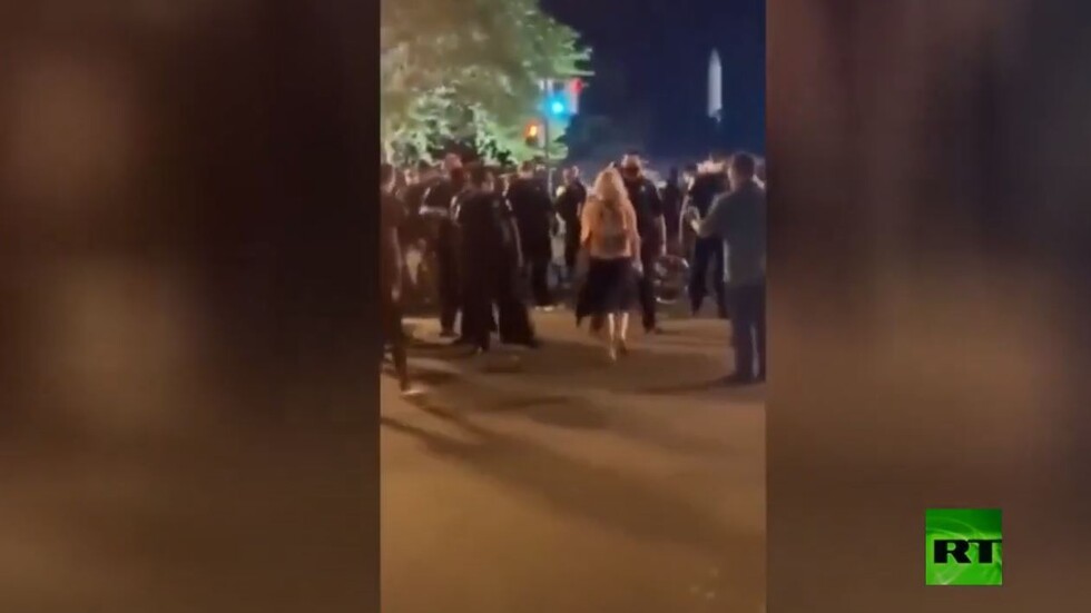 الشرطة الأمريكية تلقي متظاهرة أرضا في واشنطن