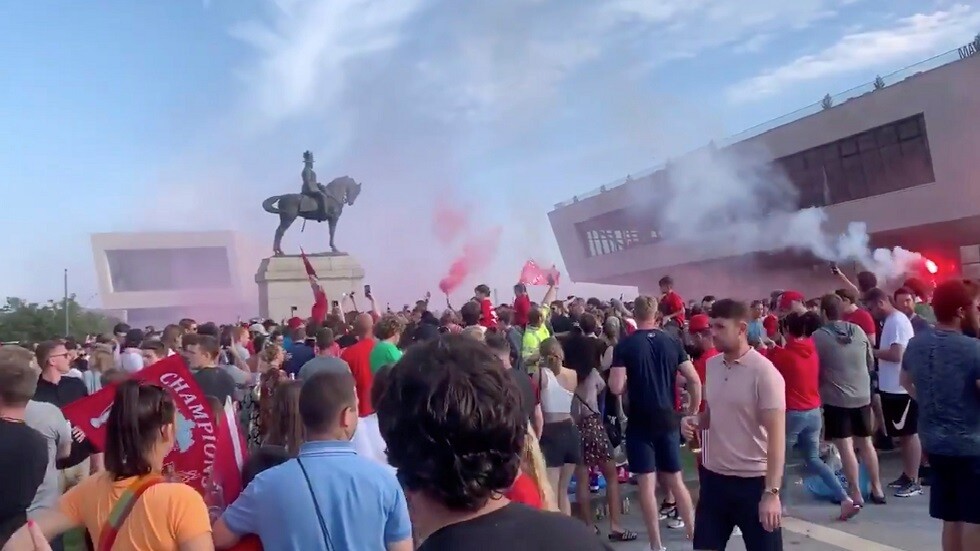 جماهير ليفربول تشعل حريقا في مبني تاريخي خلال احتفالها بلقب الدوري (فيديو)