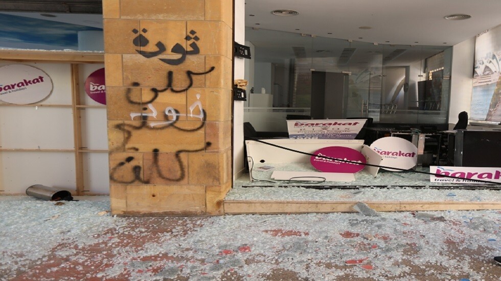 ممثل لبناني شهير يأكل من حاوية القمامة (فيديو)