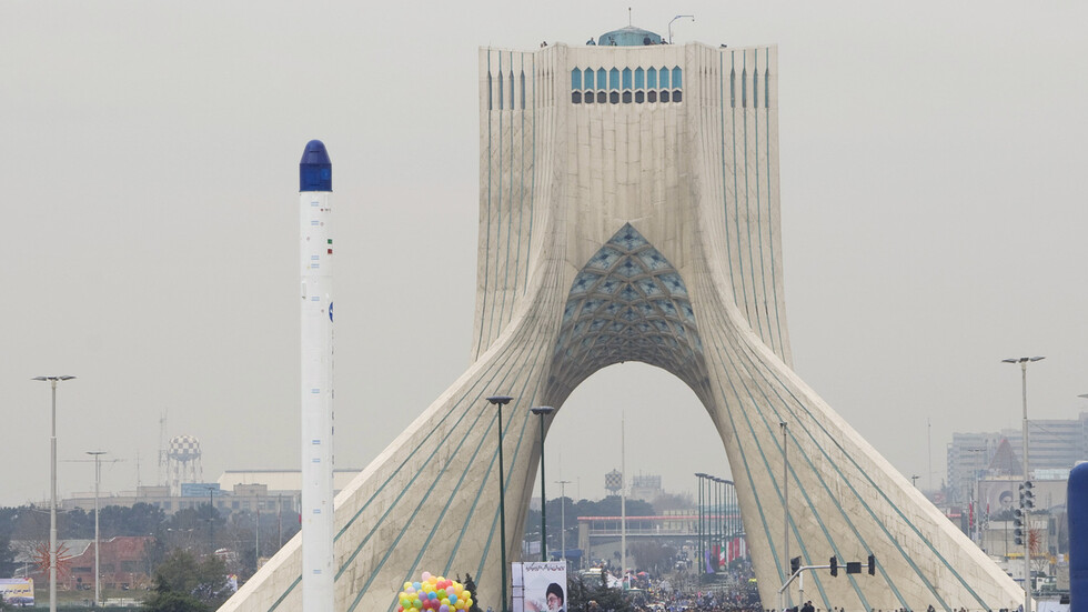 طهران: ندرس 3 خيارات للرد على تمديد محتمل لحظر التسلح