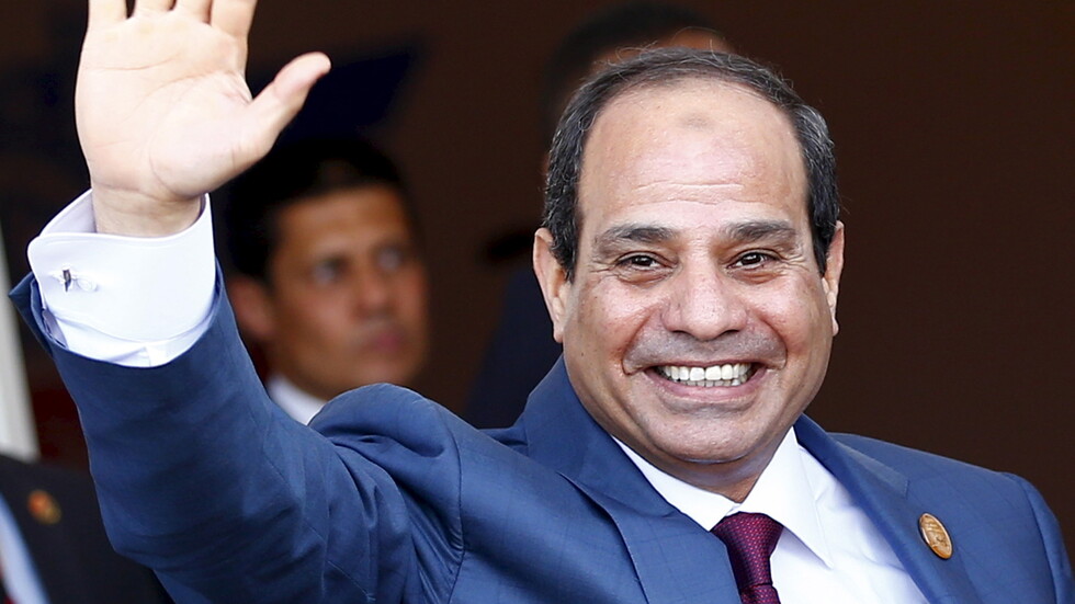 شاهد.. صور السيسي تنتشر في بنغازي الليبية
