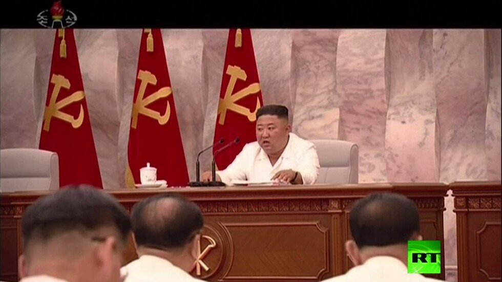 التلفزيون الكوري الشمالي يظهر كيم وهو يترأس اجتماعا حول مكافحة كورونا