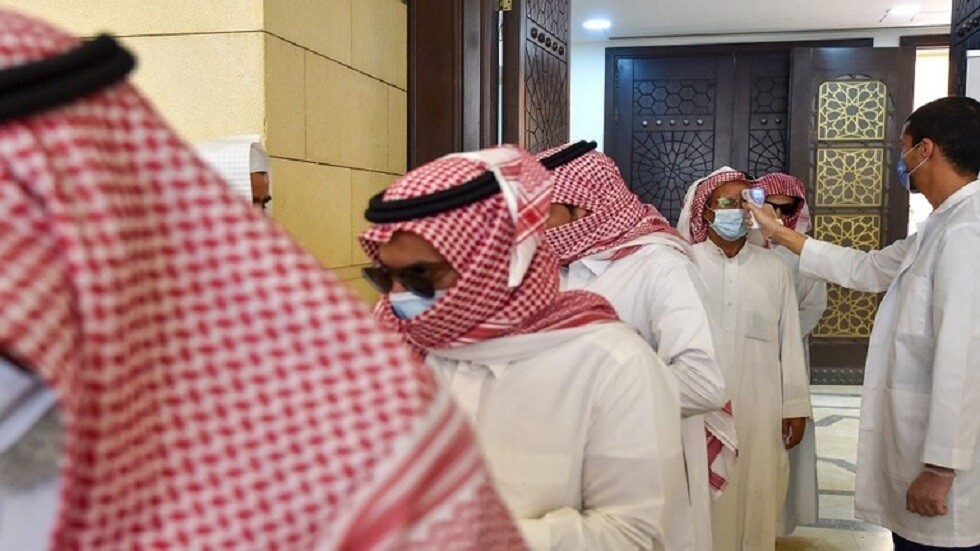 السعودية.. شاب ينقل عدوى كورونا إلى 9 من أصدقائه