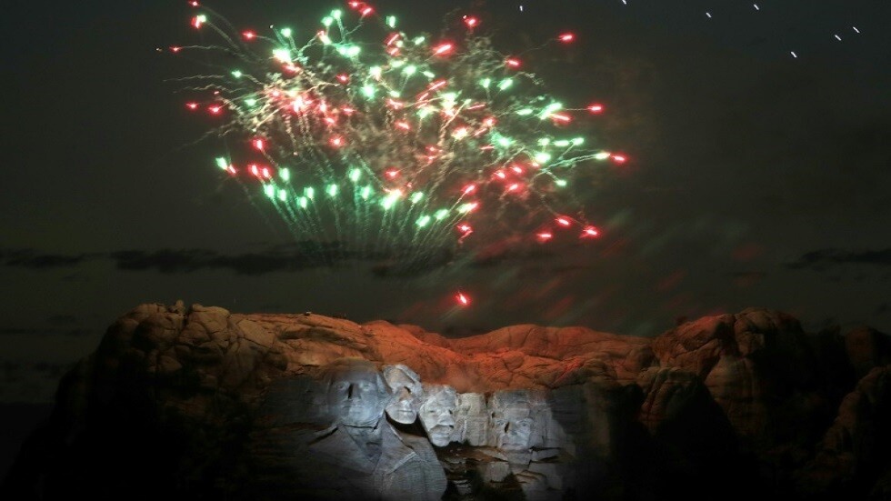 أمريكا تحيي عيد استقلالها وسط انتشار كورونا وغضب ترامب وتظاهرات ضد العنصرية