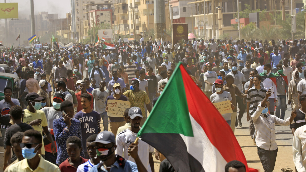 السودان.. منبر السلام العادل يستنكر سياسة الحكومة الانتقالية ويحذر من دور جديد للأمن والمخابرات