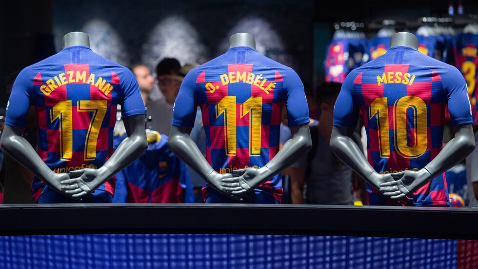 قميص برشلونة الجديد يقود النادي إلى المحاكم