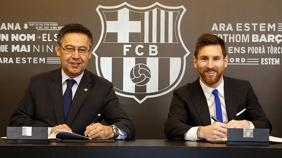 أول رد لرئيس برشلونة على إمكانية رحيل ميسي