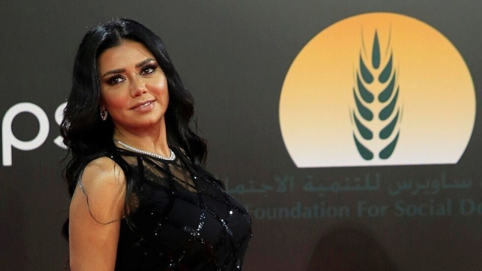 رانيا يوسف تواصل حملتها ضد المتحرشين وتعرض على صفحتها فيديو لفنانات مصريات بلباس البحر