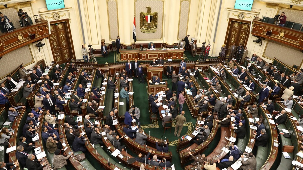 مجلس النواب المصري يوافق على قانون يمنع ترشح الضباط للرئاسة إلا بشروط