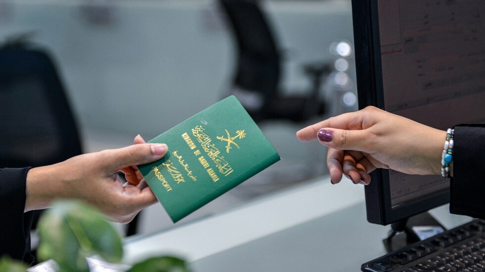 عكاظ: جواز السفر السعودي يتيح الدخول إلى 77 دولة بدون تأشيرة