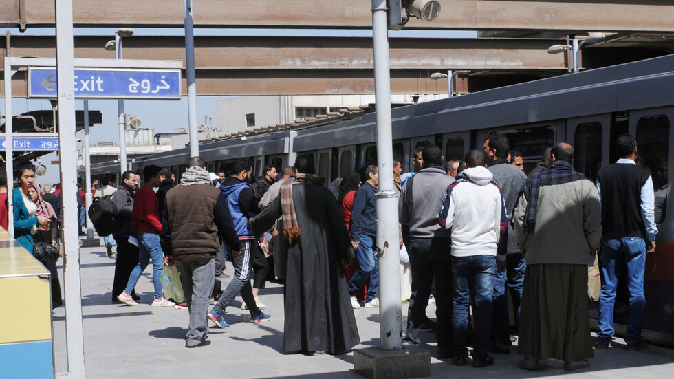 حادث مروع في القاهرة.. مصرية تلقي نفسها تحت عجلات مترو الأنفاق (فيديو)