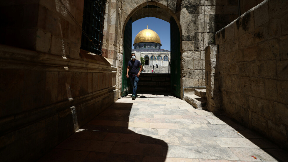 السلطات الإسرائيلية تغلق عدة مناطق في القدس بسبب تفشي فيروس كورونا