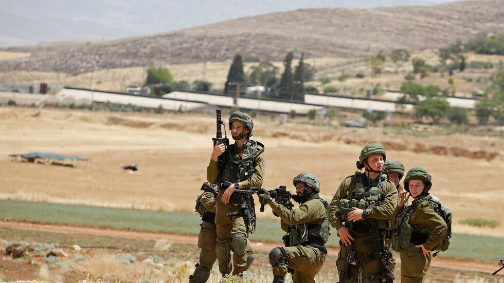 القوات الإسرائيلية تقتل فلسطينيا بزعم إلقاء قنابل حارقة