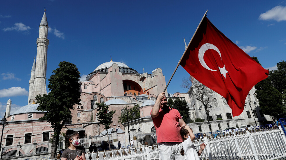 أردوغان يوقع مرسوما يقضي بفتح معلم آيا صوفيا التاريخي كمسجد