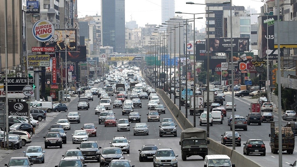 لبنان.. ناشط يحاول رمي نفسه من أحد طوابق قصر العدل بعد محاولة توقيفه (فيديو)