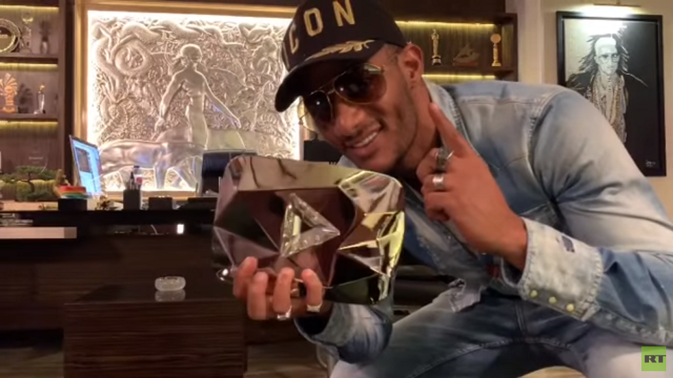 الفنان المصري محمد رمضان يحتفل بدرع "يوتيوب" الماسي (فيديو)