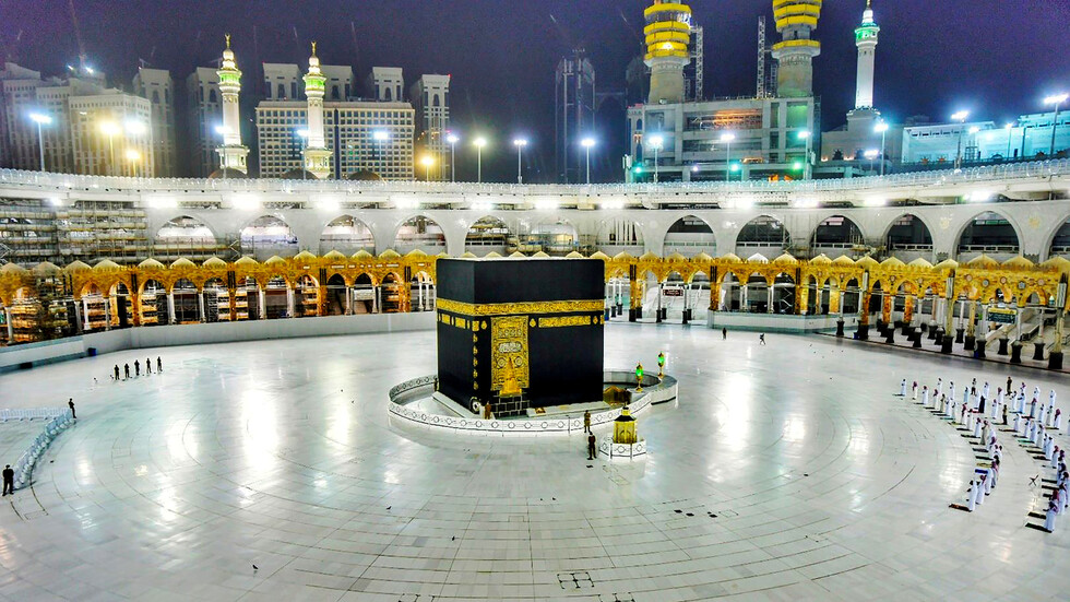 رفع ثوب الكعبة بمقدار 3 أمتار