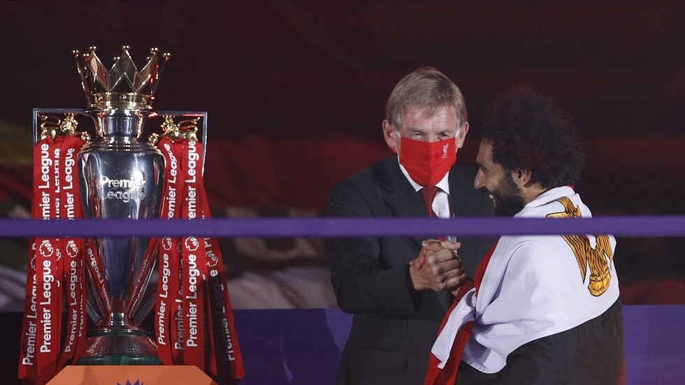 شاهد.. تتويج صلاح مع زملائه بالميداليات الذهبية وكأس الدوري الممتاز