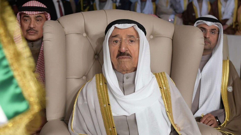 لحظة نقل أمير الكويت إلى الطائرة الطبية المتجهة لأمريكا (فيديو)
