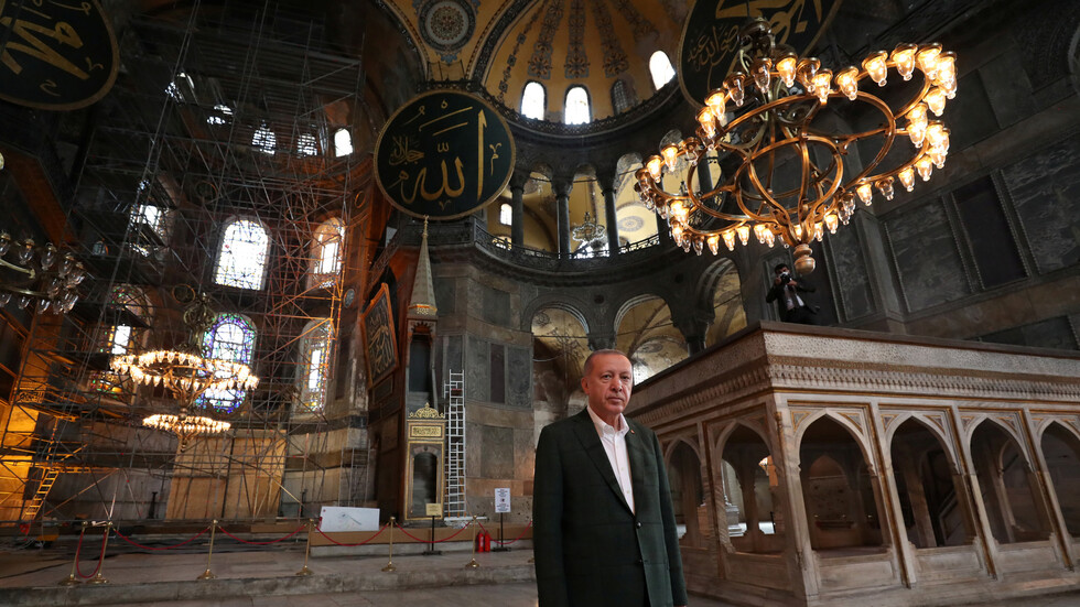 شاهد.. أردوغان يزيح الستار عن لوحة 