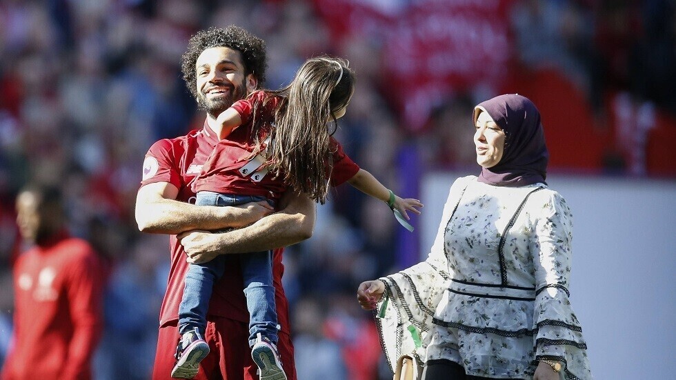 شاهد.. مكة تساعد والدها محمد صلاح في تمريناته الرياضية المنزلية