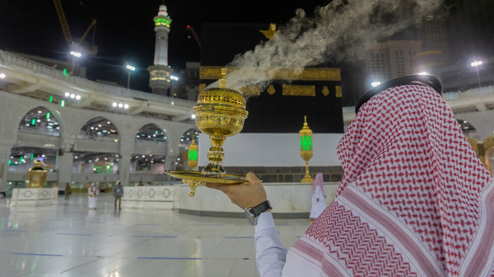 السعودية تبدأ تعطير وتبخير المسجد الحرام (صور)
