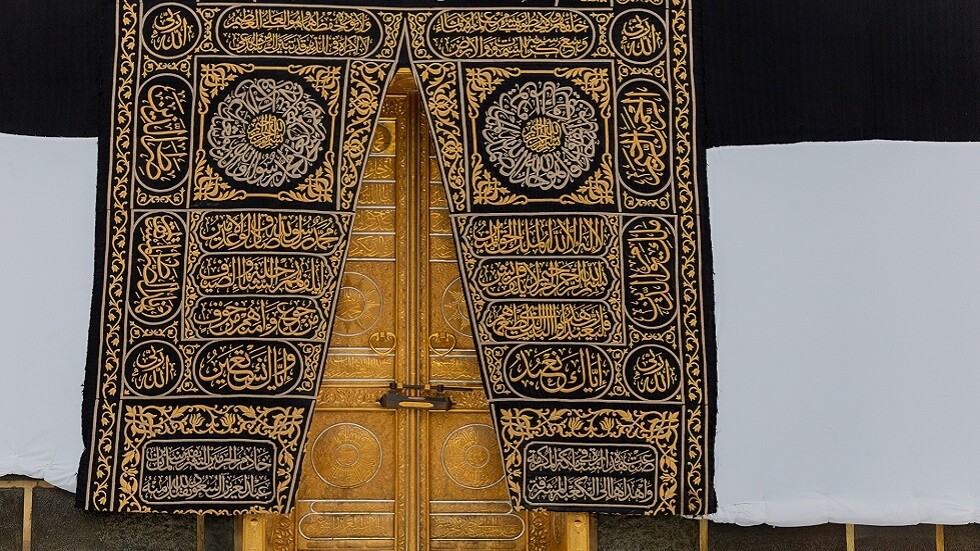 إيرانية تقرر بيع رقعة من كسوة الكعبة لمساعدة متضرري كورونا في بلادها