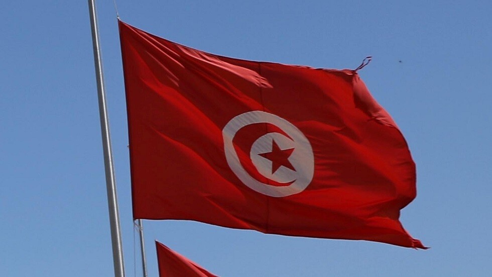تونس.. الحرّ يحرف قطارا عن سكته
